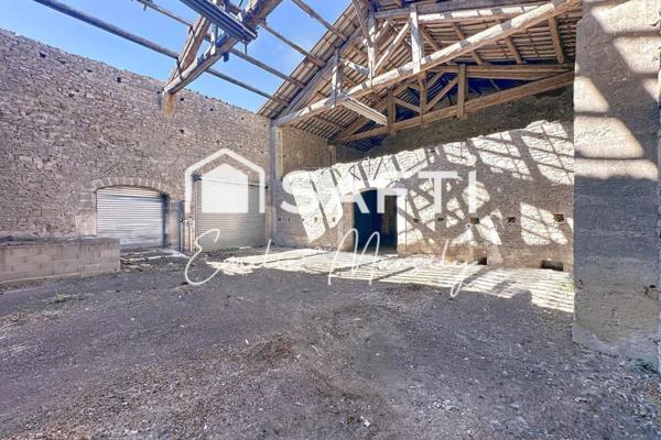 Un projet prêt à démarrer : créez la maison de vos rêves dans une bâtisse en pierre au cœur de Langlade.