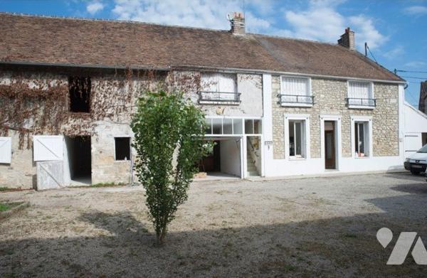 5 mn gare SNCF, corps de ferme à rafraichir + dépendances + appart F2 le tout sur 960 m² de terrain.