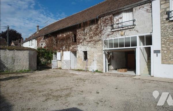 5 mn gare SNCF, corps de ferme à rafraichir + dépendances + appart F2 le tout sur 960 m² de terrain.