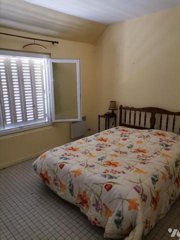 5 mn gare SNCF, corps de ferme à rafraichir + dépendances + appart F2 le tout sur 960 m² de terrain.