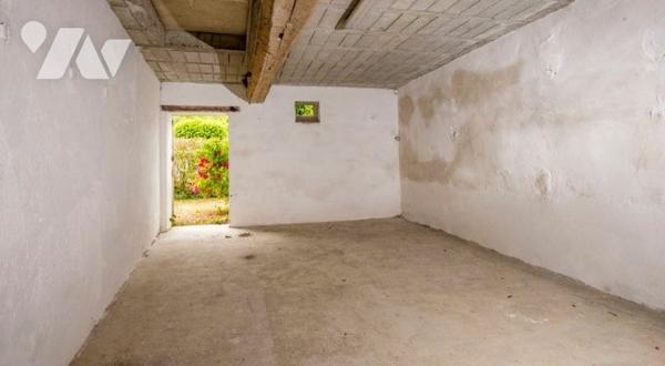 5 mn gare SNCF, corps de ferme à rafraichir + dépendances + appart F2 le tout sur 960 m² de terrain.