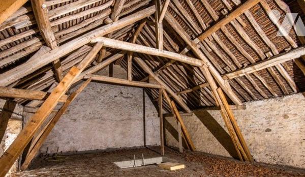 5 mn gare SNCF, corps de ferme à rafraichir + dépendances + appart F2 le tout sur 960 m² de terrain.