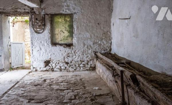 5 mn gare SNCF, corps de ferme à rafraichir + dépendances + appart F2 le tout sur 960 m² de terrain.