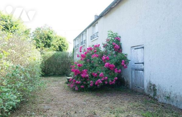 5 mn gare SNCF, corps de ferme à rafraichir + dépendances + appart F2 le tout sur 960 m² de terrain.