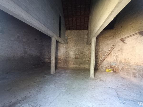 5 mn gare SNCF, corps de ferme à rafraichir + dépendances + appart F2 le tout sur 960 m² de terrain.