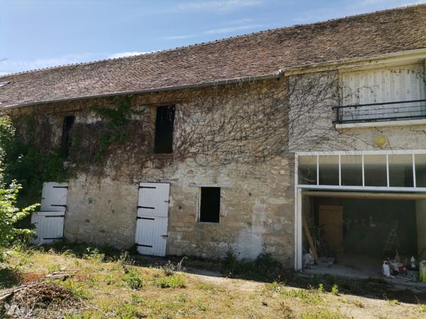 5 mn gare SNCF, corps de ferme à rafraichir + dépendances + appart F2 le tout sur 960 m² de terrain.