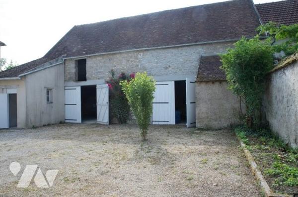 5 mn gare SNCF, corps de ferme à rafraichir + dépendances + appart F2 le tout sur 960 m² de terrain.