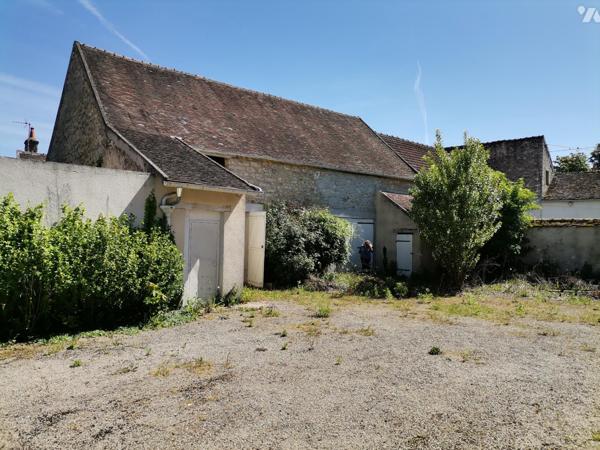 5 mn gare SNCF, corps de ferme à rafraichir + dépendances + appart F2 le tout sur 960 m² de terrain.