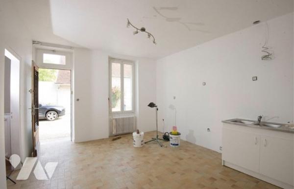 5 mn gare SNCF, corps de ferme à rafraichir + dépendances + appart F2 le tout sur 960 m² de terrain.