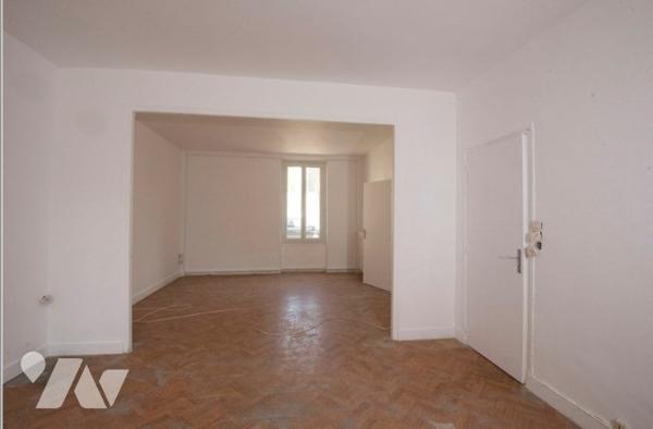 5 mn gare SNCF, corps de ferme à rafraichir + dépendances + appart F2 le tout sur 960 m² de terrain.