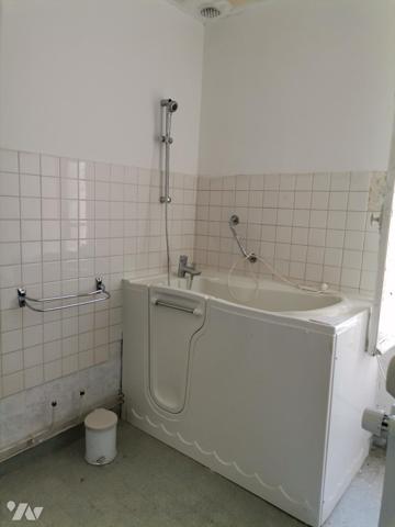 5 mn gare SNCF, corps de ferme à rafraichir + dépendances + appart F2 le tout sur 960 m² de terrain.