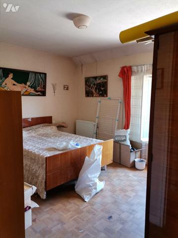 5 mn gare SNCF, corps de ferme à rafraichir + dépendances + appart F2 le tout sur 960 m² de terrain.