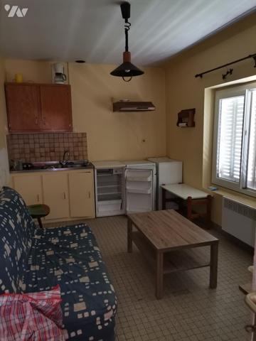 5 mn gare SNCF, corps de ferme à rafraichir + dépendances + appart F2 le tout sur 960 m² de terrain.