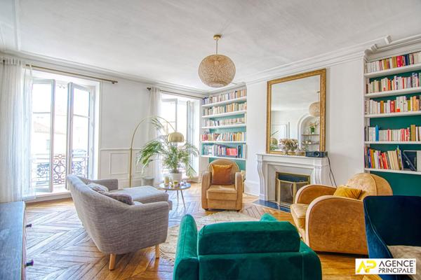 Versailles Mairie Appartement 4 pièces 110 m² au sol situé au 1er étage avec cave et parking en option €787 000 ** - Référence 25908