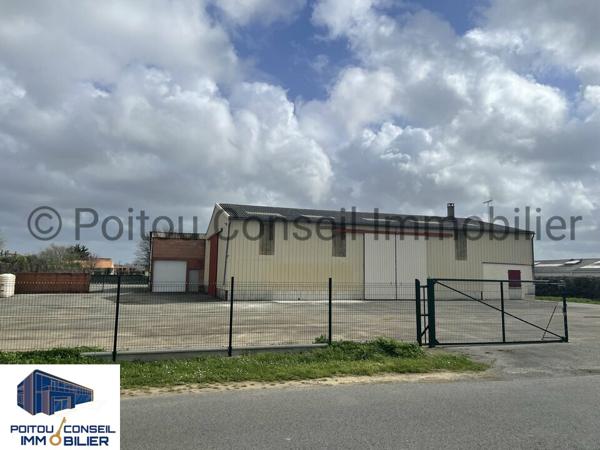 A LOUER LOCAL DE STOCKAGE 800m2 AXE NIORT FONTENAY LE COMTE FACILE D’ACCES GRANDES PORTES SECTIONNELLES