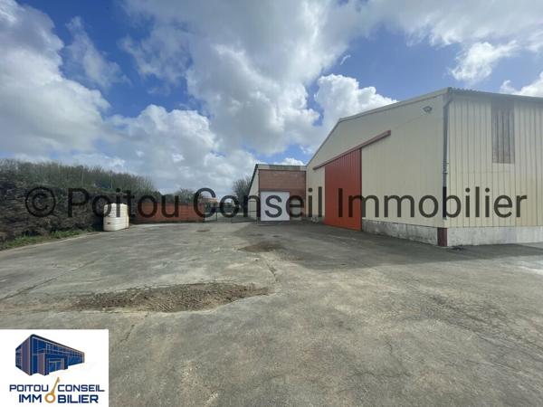 A LOUER LOCAL DE STOCKAGE 800m2 AXE NIORT FONTENAY LE COMTE FACILE D’ACCES GRANDES PORTES SECTIONNELLES