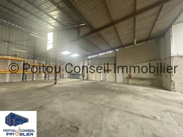 A LOUER LOCAL DE STOCKAGE 800m2 AXE NIORT FONTENAY LE COMTE FACILE D’ACCES GRANDES PORTES SECTIONNELLES