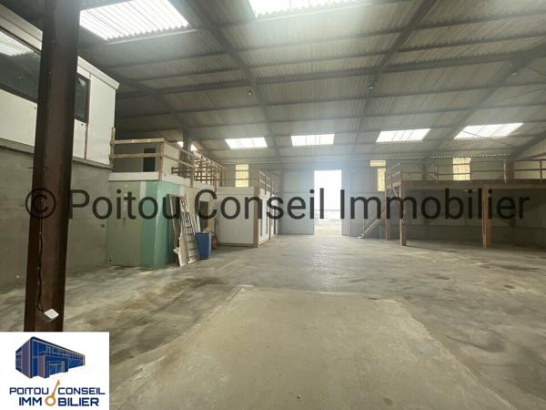 A LOUER LOCAL DE STOCKAGE 800m2 AXE NIORT FONTENAY LE COMTE FACILE D’ACCES GRANDES PORTES SECTIONNELLES