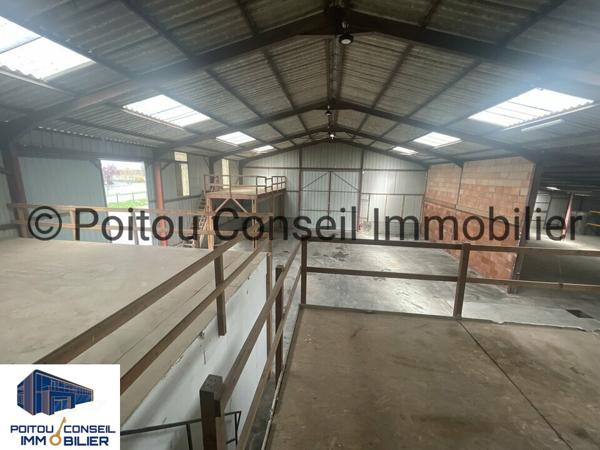 A LOUER LOCAL DE STOCKAGE 800m2 AXE NIORT FONTENAY LE COMTE FACILE D’ACCES GRANDES PORTES SECTIONNELLES