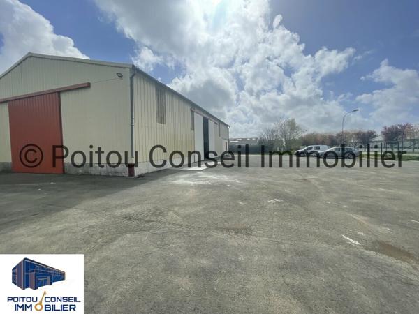 A LOUER LOCAL DE STOCKAGE 800m2 AXE NIORT FONTENAY LE COMTE FACILE D’ACCES GRANDES PORTES SECTIONNELLES