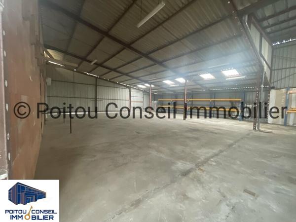 A LOUER LOCAL DE STOCKAGE 800m2 AXE NIORT FONTENAY LE COMTE FACILE D’ACCES GRANDES PORTES SECTIONNELLES