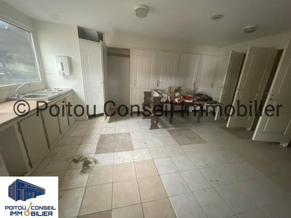 A LOUER LOCAL DE STOCKAGE 800m2 AXE NIORT FONTENAY LE COMTE FACILE D’ACCES GRANDES PORTES SECTIONNELLES