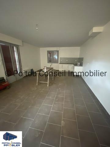 A LOUER LOCAL DE STOCKAGE 800m2 AXE NIORT FONTENAY LE COMTE FACILE D’ACCES GRANDES PORTES SECTIONNELLES