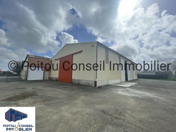 A LOUER LOCAL DE STOCKAGE 800m2 AXE NIORT FONTENAY LE COMTE FACILE D’ACCES GRANDES PORTES SECTIONNELLES