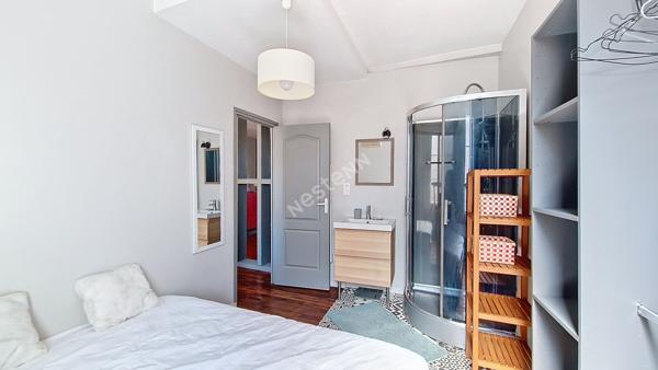 A LOUER APPARTEMENT MEUBLÉ TYPE 2 POITIERS PROCHE HYPER CENTRE GRAND RUE DANS IMMEUBLE CALME ET SECURISÉ