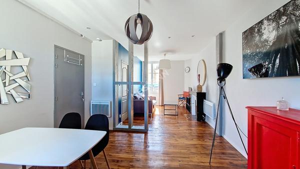 A LOUER APPARTEMENT MEUBLÉ TYPE 2 POITIERS PROCHE HYPER CENTRE GRAND RUE DANS IMMEUBLE CALME ET SECURISÉ