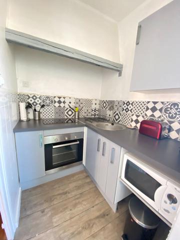 A LOUER APPARTEMENT MEUBLÉ TYPE 2 POITIERS PROCHE HYPER CENTRE GRAND RUE DANS IMMEUBLE CALME ET SECURISÉ