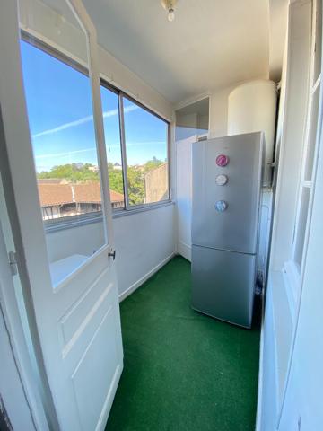 A LOUER APPARTEMENT MEUBLÉ TYPE 2 POITIERS PROCHE HYPER CENTRE GRAND RUE DANS IMMEUBLE CALME ET SECURISÉ