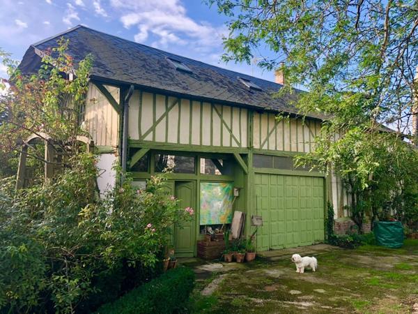 Maison de caractère de 264 M2 11 pièces 7 chambres sur un terrain de 770 m2 joliment arboré et fleuri centre ville proximité à pieds des commerces