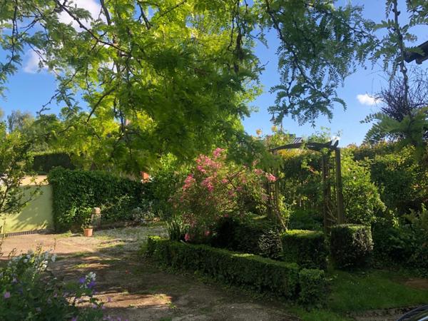 Maison de caractère de 264 M2 11 pièces 7 chambres sur un terrain de 770 m2 joliment arboré et fleuri centre ville proximité à pieds des commerces