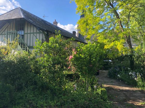 Maison de caractère de 264 M2 11 pièces 7 chambres sur un terrain de 770 m2 joliment arboré et fleuri centre ville proximité à pieds des commerces