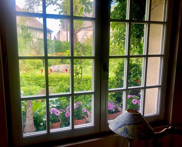 Maison de caractère de 264 M2 11 pièces 7 chambres sur un terrain de 770 m2 joliment arboré et fleuri centre ville proximité à pieds des commerces