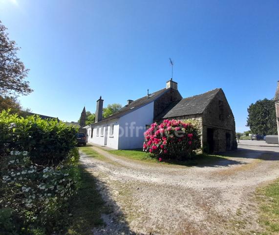 Maison à vendre 4 pièces PLOGONNEC (29180)- Surface habitable 131.82 m2 -parcelle de 13963m2 + bois de 9018m2- Dépendances.