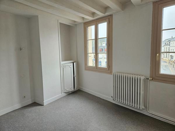 Appartement rénové à louer en plein centre ville de Sainte Maure