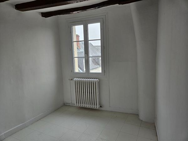 Appartement rénové à louer en plein centre ville de Sainte Maure