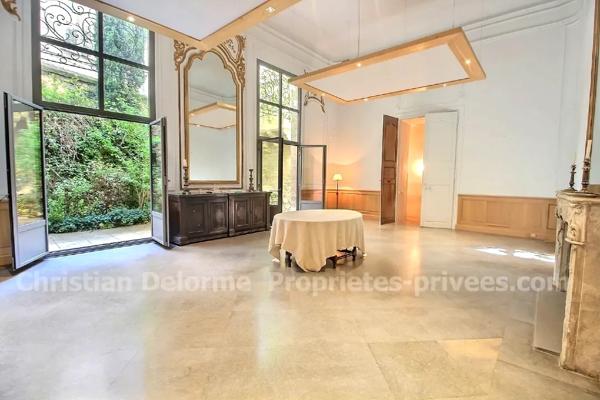 Appartement Uzes 5 pièce(s) 192 m2 en rez-de-chaussée avec terrasse et jardin