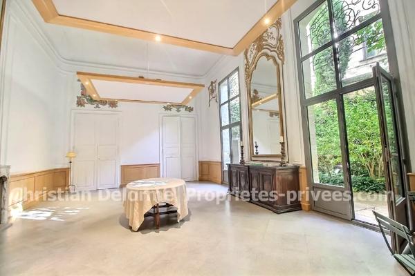 Appartement Uzes 5 pièce(s) 192 m2 en rez-de-chaussée avec terrasse et jardin