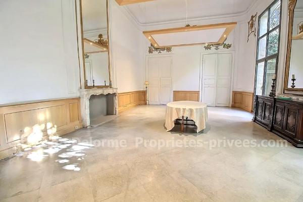 Appartement Uzes 5 pièce(s) 192 m2 en rez-de-chaussée avec terrasse et jardin