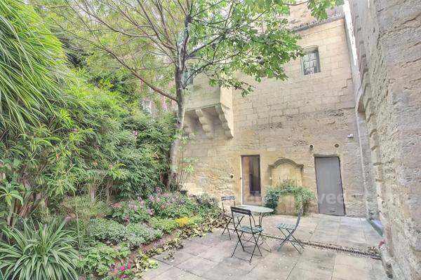 Appartement Uzes 5 pièce(s) 192 m2 en rez-de-chaussée avec terrasse et jardin