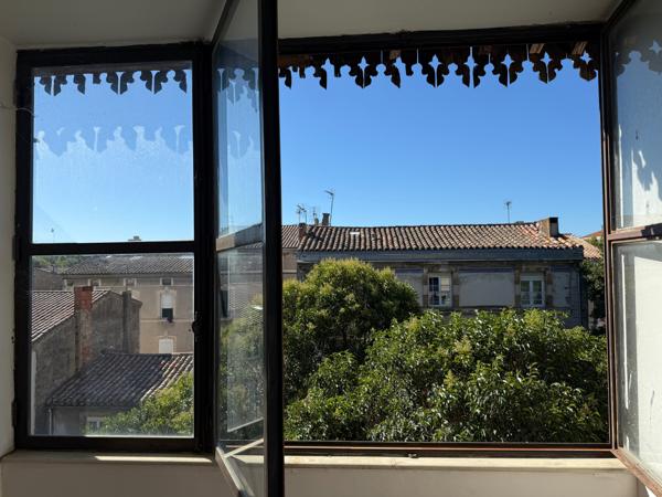 SPACIEUX 3 PIÈCES AVEC SÉJOUR CATHÉDRALE ET LOGGIA AVEC VUE CITÉ