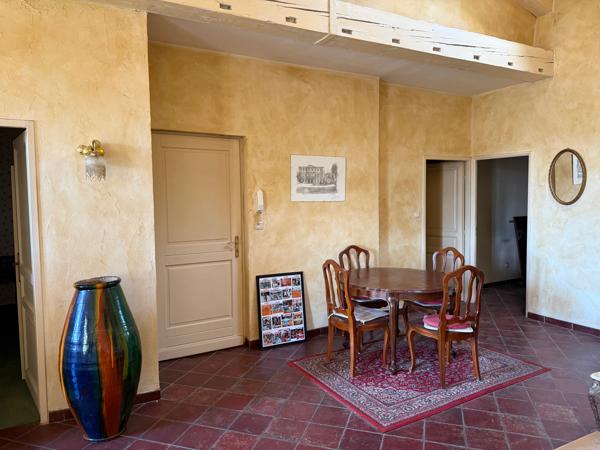 SPACIEUX 3 PIÈCES AVEC SÉJOUR CATHÉDRALE ET LOGGIA AVEC VUE CITÉ