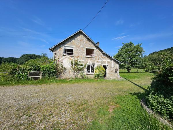 À la recherche d'un cadre de vie paisible avec de l'espace et du potentiel ? Découvrez cette propriété de caractère située sur la commune de Barenton, au cœur d'un environnement verdoyant et préservé, avec près de 12 hectares de terrain attenants.