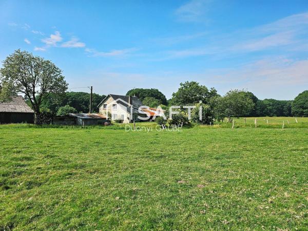 À la recherche d'un cadre de vie paisible avec de l'espace et du potentiel ? Découvrez cette propriété de caractère située sur la commune de Barenton, au cœur d'un environnement verdoyant et préservé, avec près de 12 hectares de terrain attenants.
