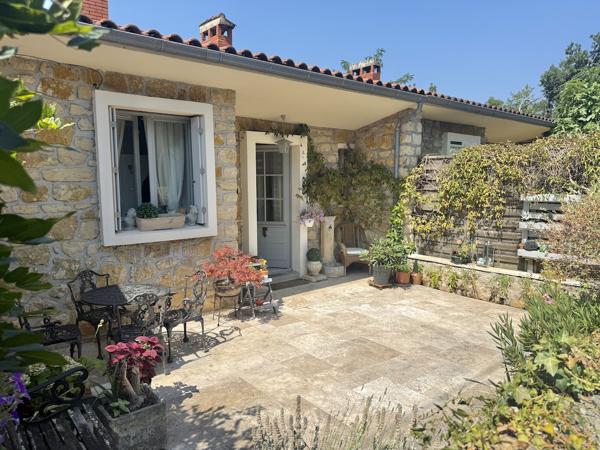 Maison de village en pierre avec terrasse, jardin et vue magnifique
