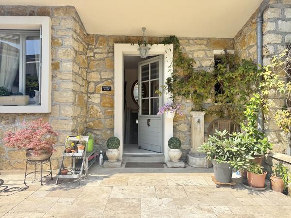 Maison de village en pierre avec terrasse, jardin et vue magnifique