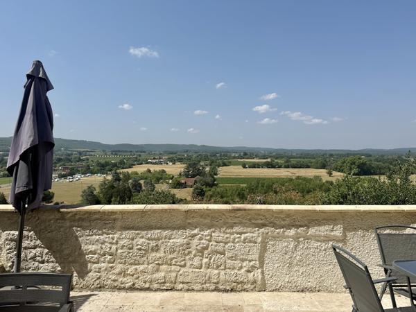 Maison de village en pierre avec terrasse, jardin et vue magnifique